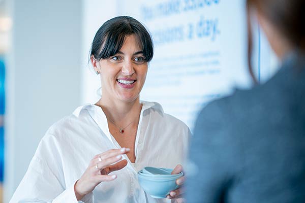 Nutritionist speaking with a patient.